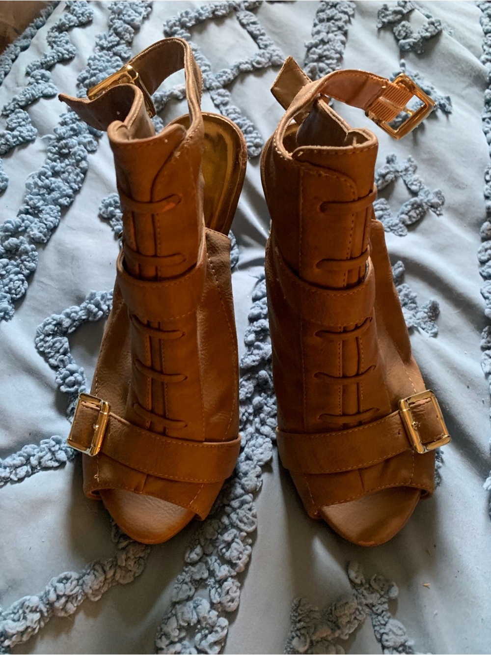 Womens Open-Toe Buckle Sandals in Brown